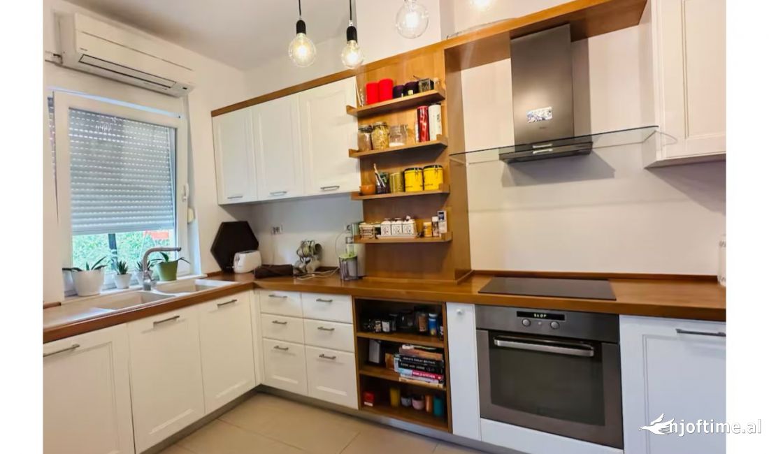 Shtepi ne shitje Apartament ne Tirane, 2+1, Mobilimi E mobiluar, Pagesa 428,000  Euro.