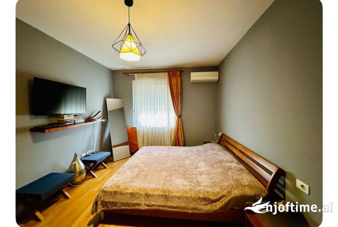 Shtepi ne shitje Apartament ne Tirane, 2+1, Mobilimi E mobiluar, Pagesa 428,000  Euro.
