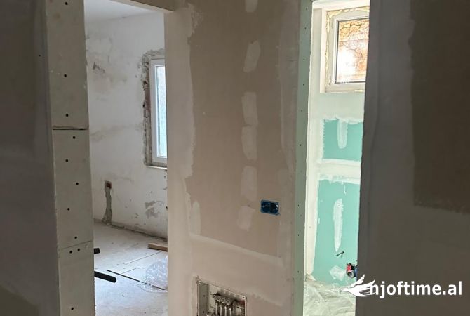 Shtepi ne shitje Apartament ne Vlore, 2+1, Mobilimi Bosh, pa mobiluar, Pagesa 295,000  Euro.