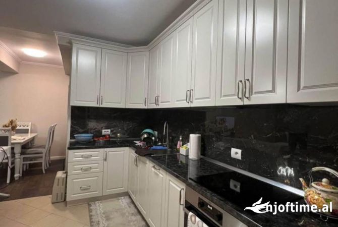 Appartamento in vendita a Tirana 2+1, Arredato