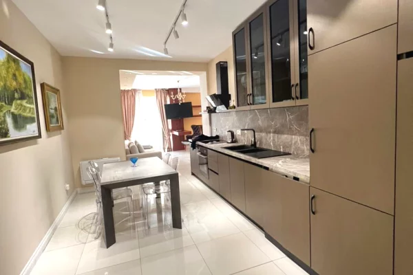 Appartamento in vendita a Tirana 4+1, Arredato