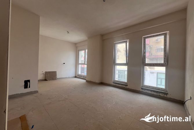 Shtepi ne shitje Apartament ne Tirane, 2+1, Mobilimi Bosh, pa mobiluar, Pagesa 145,400  Euro.
