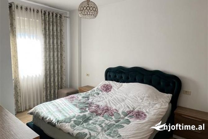 Shtepi me qera Apartament ne Tirane, 3+1, Mobilimi E mobiluar, Pagesa 900  Euro.