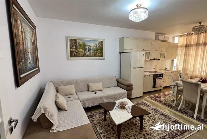 Shtepi me qera Apartament ne Tirane, 3+1, Mobilimi E mobiluar, Pagesa 900  Euro.