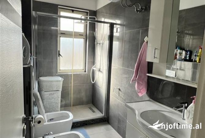 Shtepi me qera Apartament ne Tirane, 3+1, Mobilimi E mobiluar, Pagesa 900  Euro.