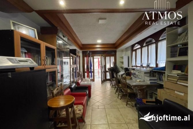 Ambiente Commerciale in Affitto 3+1 a Tirana - 700 Euro