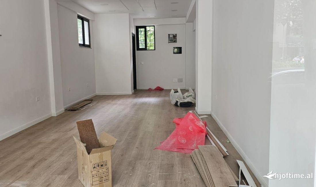 Shitet Dyqan ,Rruga e Kavajes, Buze Rryge 