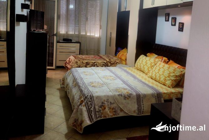 Shtepi ne shitje Apartament ne Tirane, 1+1, Mobilimi E mobiluar, Pagesa 100,000  Euro.