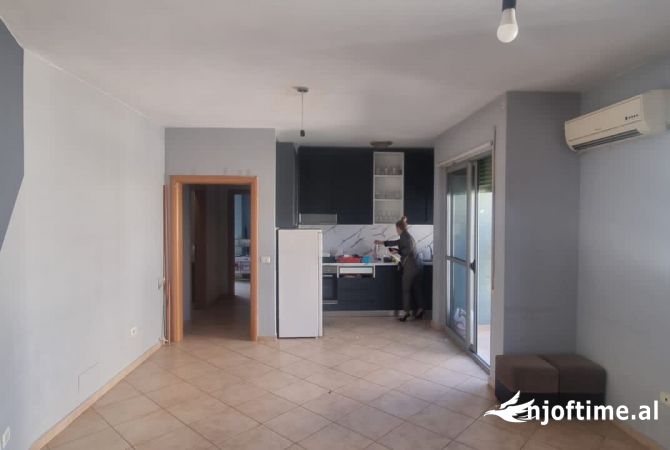 Shtepi ne shitje Apartament ne Tirane, 2+1, Mobilimi Bosh, pa mobiluar, Pagesa 208,000  Euro.