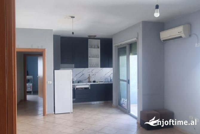Shitet apartament 2+1 tek Komuna e Parisit