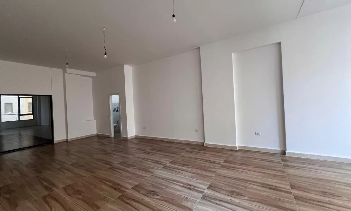 Jepet me Qera ambjent open space , Qender ,prane Kafe Flora 