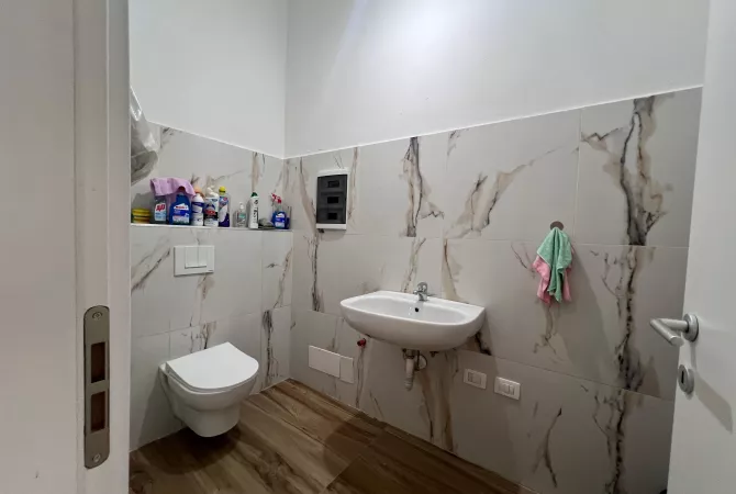 Jepet me Qera ambjent open space , Qender ,prane Kafe Flora 