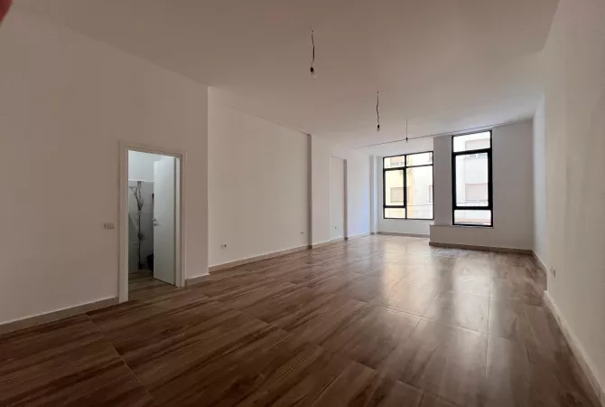 Jepet me Qera ambjent open space , Qender ,prane Kafe Flora 