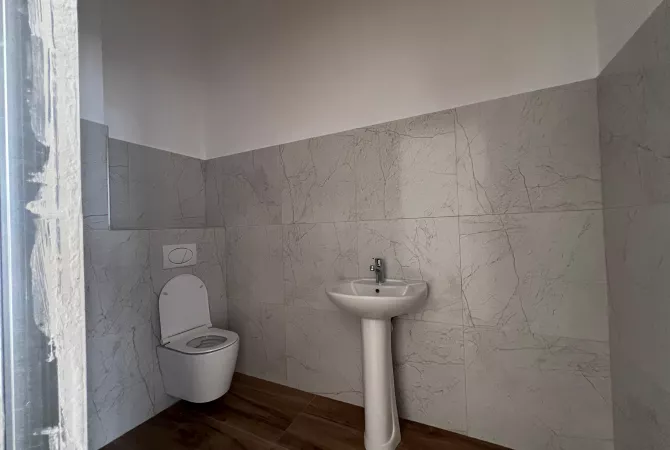 Jepet me Qera ambjent open space , Rruga Durresit ,Prane Kafe Flores 