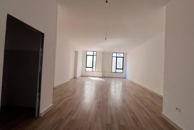 Jepet me Qera ambjent open space , Rruga Durresit ,Prane Kafe Flores 