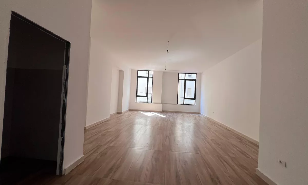 Jepet me Qera ambjent open space , Rruga Durresit ,Prane Kafe Flores 