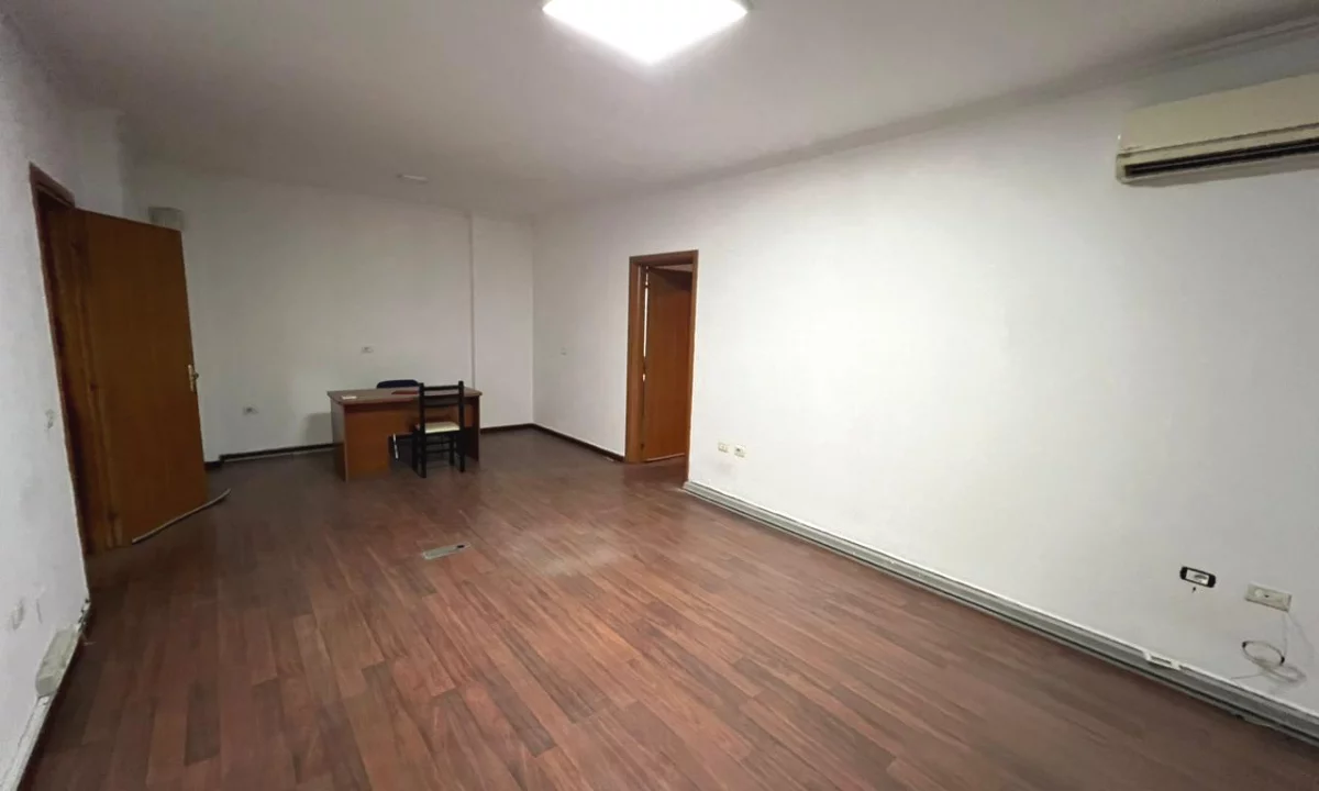 APARTAMENT 3+1 PER ZYRA ME QERA TEK HIPOTEKA