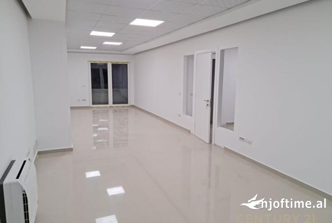 Ambiente Commerciale in Affitto 3+1 a Tirana - 2,500 Euro