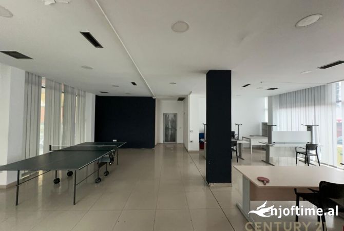 Ambiente Commerciale in Affitto 3+1 a Tirana - 3,400 Euro