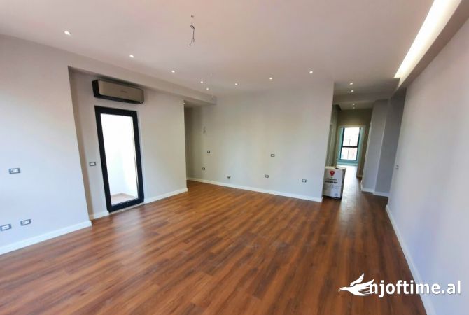 Ambiente Commerciale in Affitto 3+1 a Tirana - 950 Euro