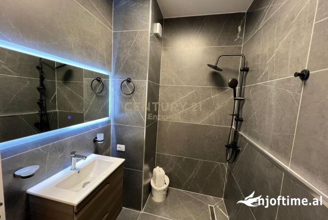 Ambiente Commerciale in Affitto 3+1 a Tirana - 1,500 Euro