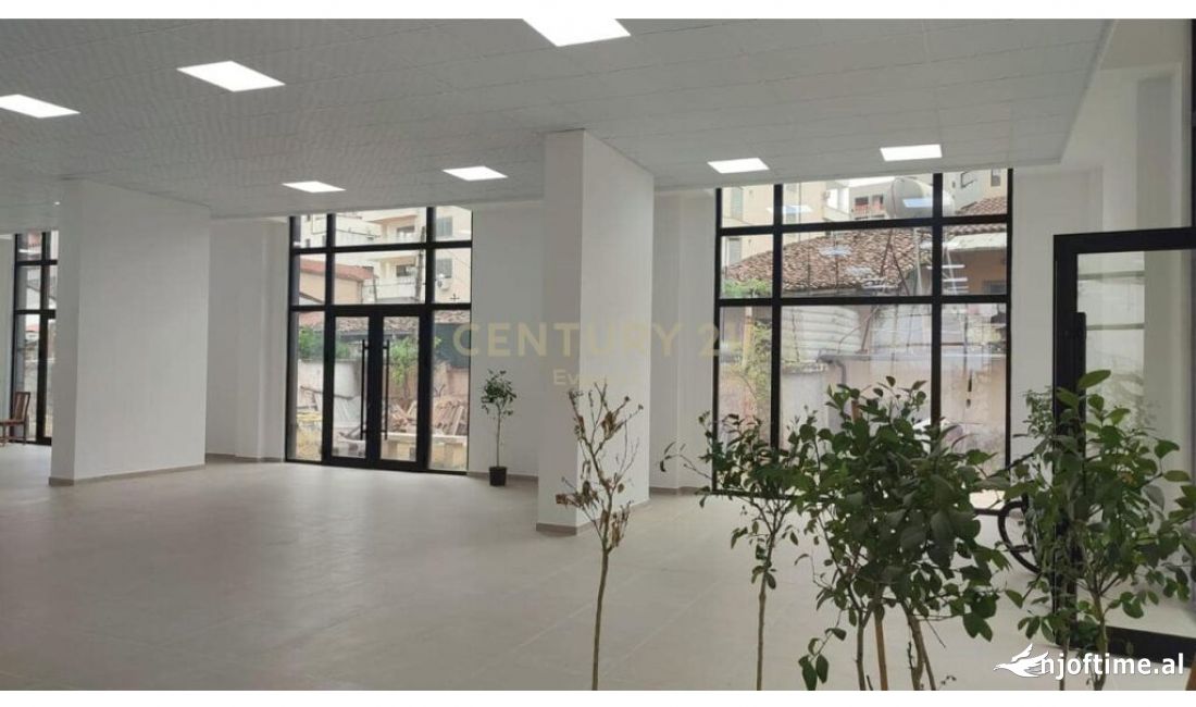 RR. E BARRIKADAVE, SHITET AMBIENT KOMERCIAL