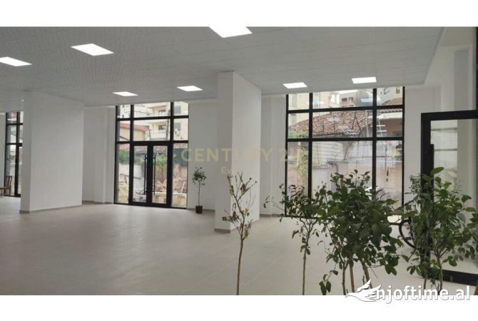 Ambiente Commerciale in Vendita 1+1 a Tirana - 1,255,000 Euro