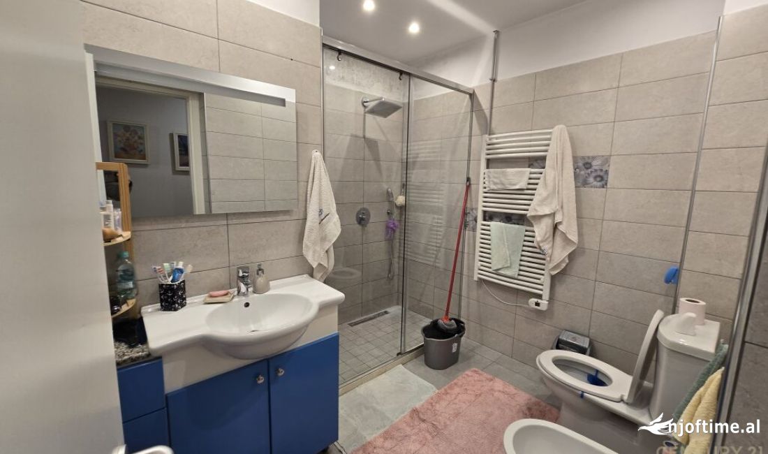 Shtepi ne shitje Apartament ne Tirane, 3+1, Mobilimi E mobiluar, Pagesa 210,000  Euro.