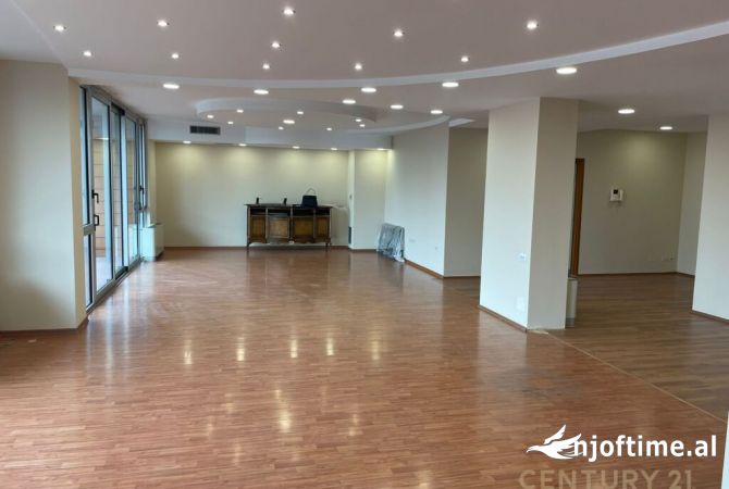 Ambiente Commerciale in Affitto 3+1 a Tirana - 3,500 Euro