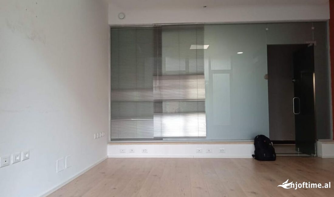 Ambient zyre per qira prane Gjimnazit Petro Nini Luarasi