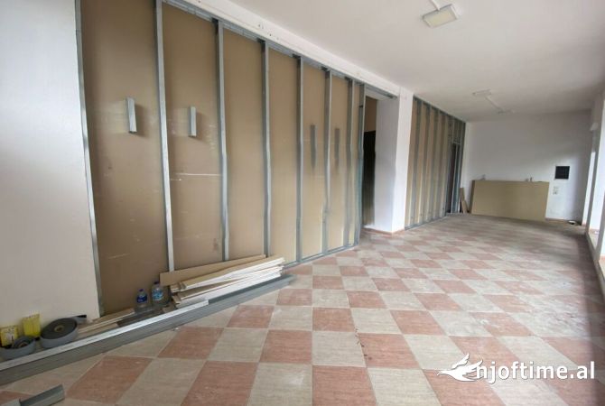 Ambiente Commerciale in Affitto 3+1 a Tirana - 3,000 Euro
