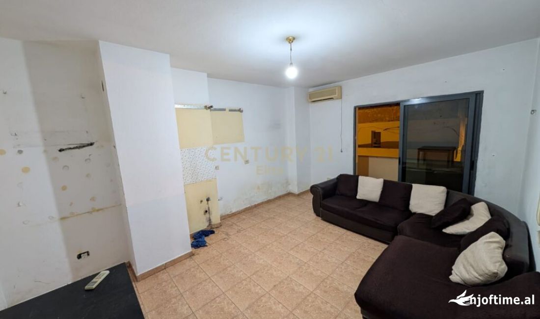Shtepi ne shitje Apartament ne Tirane, 1+1, Mobilimi Bosh, pa mobiluar, Pagesa 141,000  Euro.