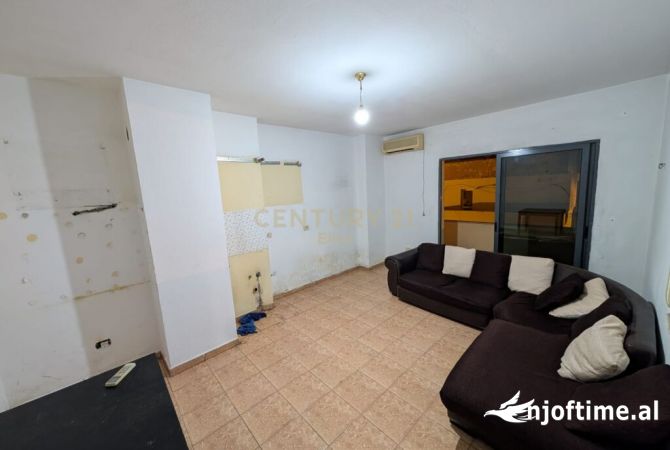 Shitet apartament 1+1 ne rrugen e Dibres, tek Medreseja !