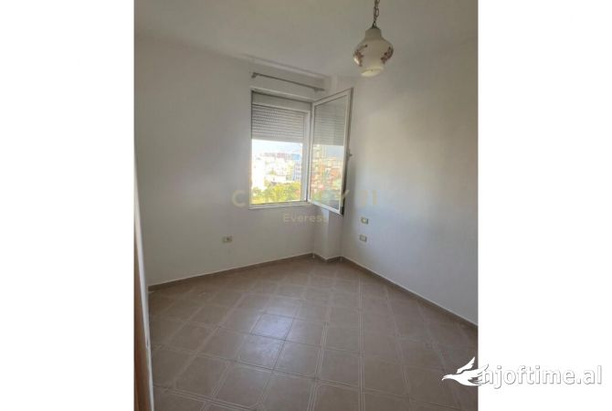 Shtepi ne shitje Apartament ne Tirane, 1+1, Mobilimi Bosh, pa mobiluar, Pagesa 92,000  Euro.