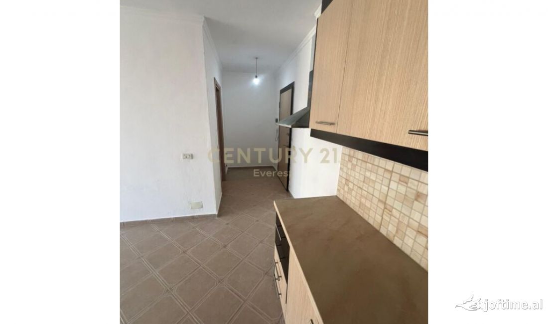 Shtepi ne shitje Apartament ne Tirane, 1+1, Mobilimi Bosh, pa mobiluar, Pagesa 92,000  Euro.