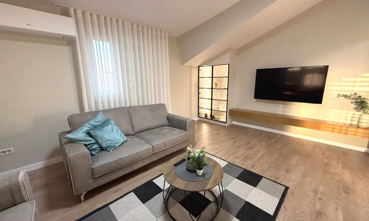 Appartamento in affitto a Tirana 2+1, Arredato