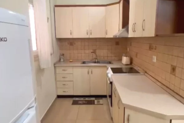 Japim me qira apratament 2+1 te 15 kateshi ne qender Tirane