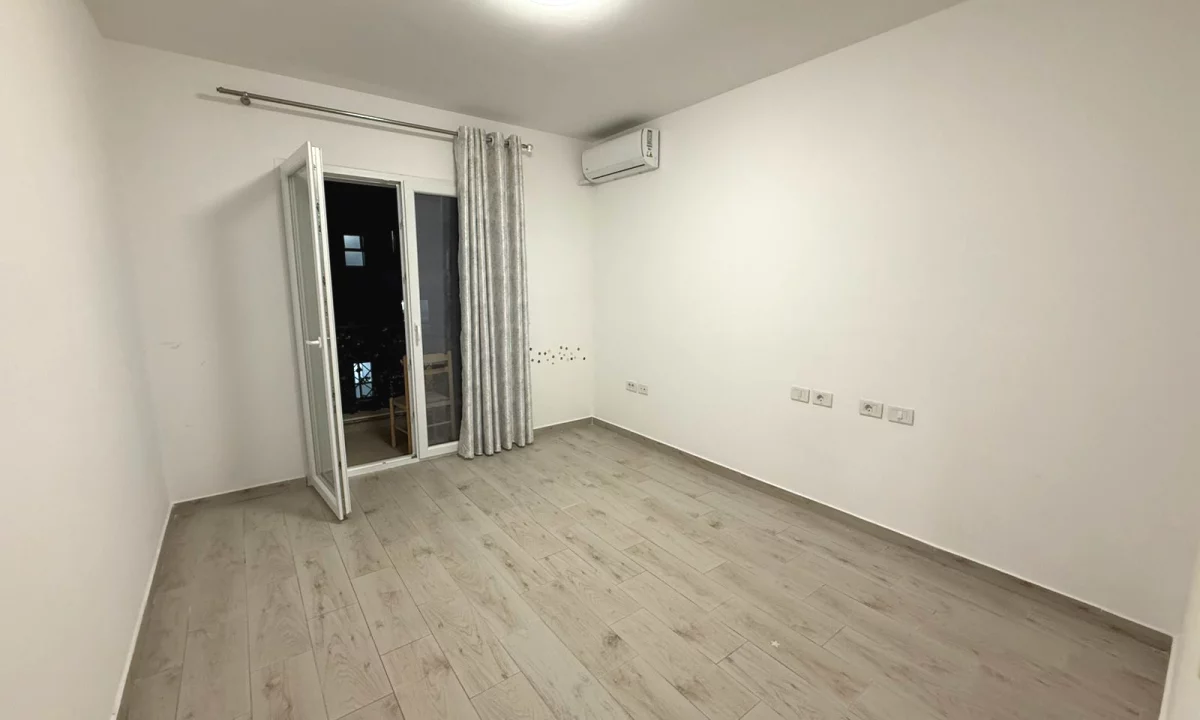 Shtepi ne shitje Apartament ne Tirane, 2+1, Mobilimi Pjeserisht e mobiluar, Pagesa 202,000  Euro.