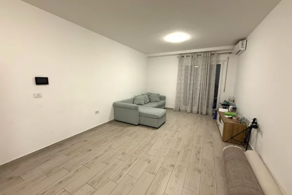 Shtepi ne shitje Apartament ne Tirane, 2+1, Mobilimi Pjeserisht e mobiluar, Pagesa 202,000  Euro.