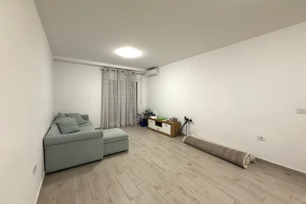 Shtepi ne shitje Apartament ne Tirane, 2+1, Mobilimi Pjeserisht e mobiluar, Pagesa 202,000  Euro.
