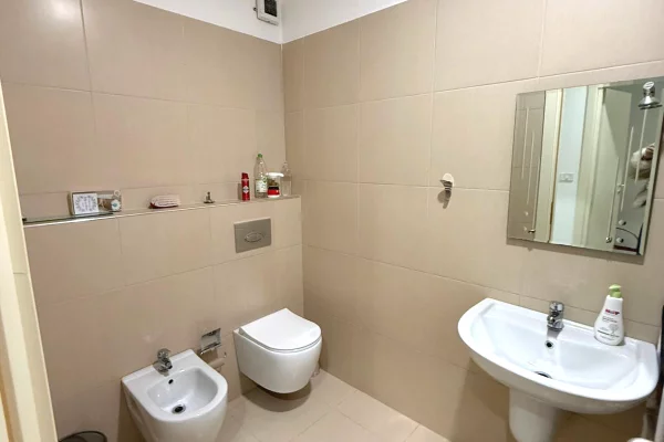 Shtepi ne shitje Apartament ne Tirane, 2+1, Mobilimi Pjeserisht e mobiluar, Pagesa 202,000  Euro.