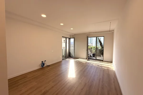 Ambient biznesi me qera 3+1 ne Tirane - 2,500 Euro