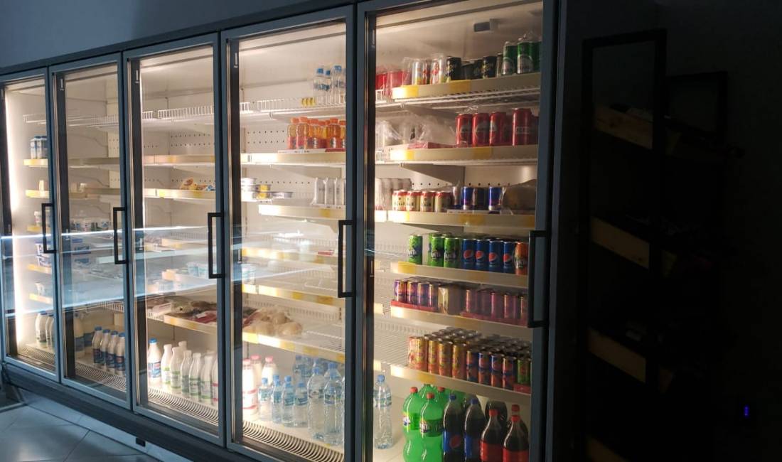 Shitet Frigorifer Banak dhe Mural Freskues