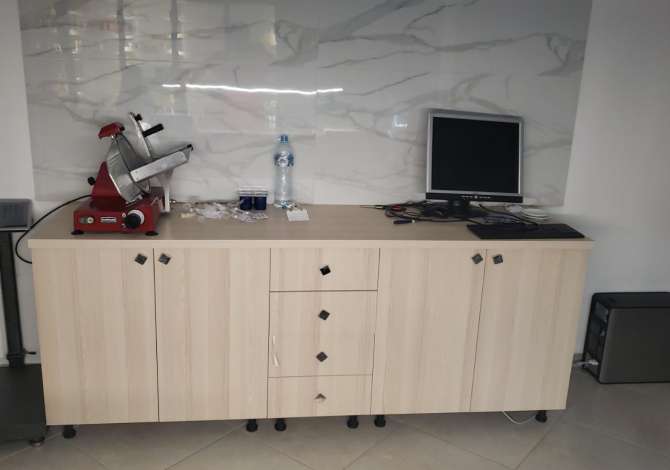 Shitet Frigorifer Banak dhe Mural Freskues