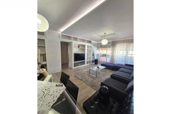APARTAMENT 3+1+2+POST PARKIMI ME QIRA PRANË PAZARIT TË RI!