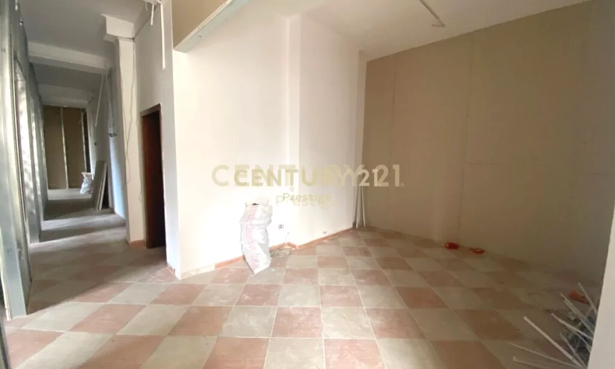 AMBIENT KOMERCIAL ME QIRA, PRANE MINISTRISE SE JASHTME, TIRANE!