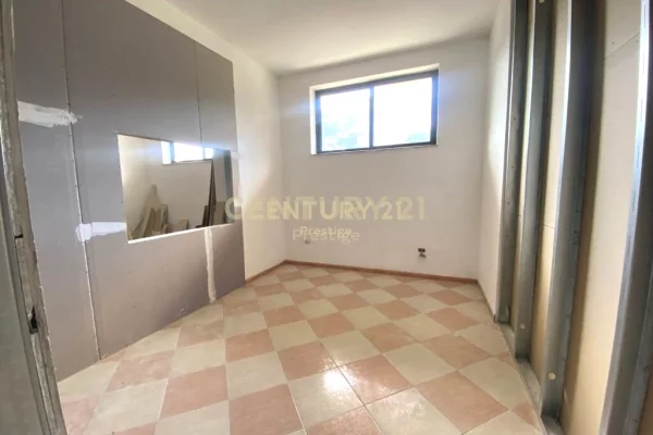 AMBIENT KOMERCIAL ME QIRA, PRANE MINISTRISE SE JASHTME, TIRANE!