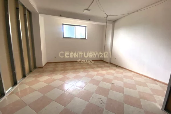 AMBIENT KOMERCIAL ME QIRA, PRANE MINISTRISE SE JASHTME, TIRANE!