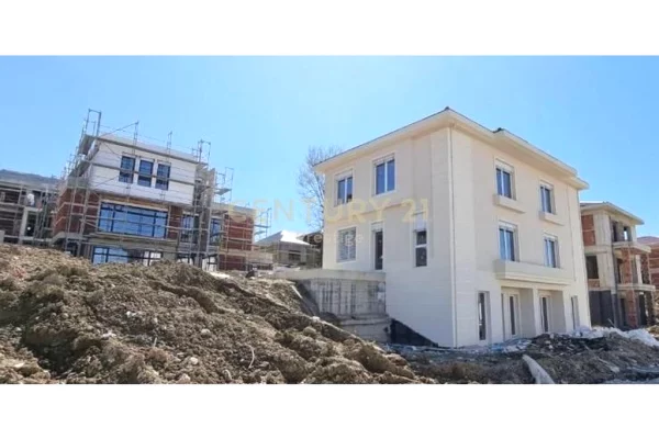 Casa in vendita 6+1 a Tirana - 1,400,000 Euro