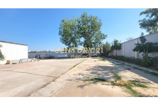 GODINE KOMERCIALE DHE TOKE NE SHITJE, E VENDOSUR NE VLORE!